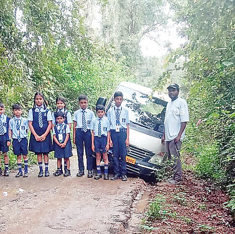 ಆಲೂರು ತಾಲೂಕಿನ ಪಾಳ್ಯ ಹೋಬಳಿಯ ವಿರುಪಾಪುರ ಗ್ರಾಮದ ರಸ್ತೆ ಹದಗೆಟ್ಟು ಸಂಚಾರಕ್ಕೆ ತೊಂದರೆಯಾಗಿದ್ದು, ಸೋಮವಾರ ಶಾಲಾ ವಿದ್ಯಾರ್ಥಿಗಳ ವಾಹನ ರಸ್ತೆ ಪಕ್ಕದ ಗುಂಡಿಗೆ ಕುಸಿದಿತ್ತು.