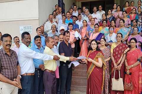 Protest by Karnataka Retired Employees Forum