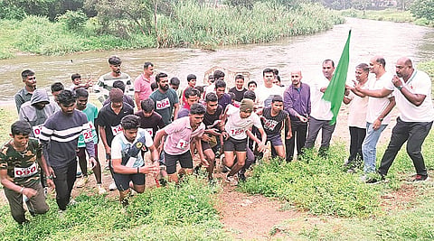 ಬೆಟ್ಟ ಹತ್ತುವ(ಚಾರಣ) ಸ್ಪರ್ಧೆಗೆ ಪಾಂಡವಪುರ ಉಪವಿಭಾಗಾಧಿಕಾರಿ ಶಿವಮೂರ್ತಿ ಚಾಲನೆ ನೀಡಿದರು.
