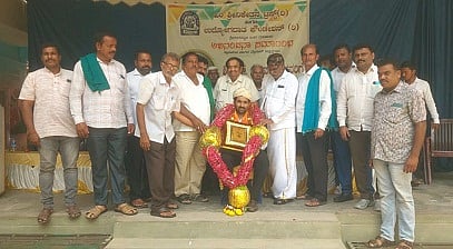 ಶ್ರೀರಂಗಪಟ್ಟಣದ ಓಂ ಶ್ರೀನಿಕೇತನ ಟ್ರಸ್ಟ್ ಶಾಲಾ ಆವರಣದಲ್ಲಿ ಆಯೋಜಿಸಿದ್ದ ಸಮಾರಂಭದಲ್ಲಿ ಮೈಮುಲ್ ಅಧ್ಯಕ್ಷ ಆರ್.ಚೆಲುವರಾಜು ಅವರನ್ನು ಅಭಿನಂದಿಸಲಾಯಿತು.