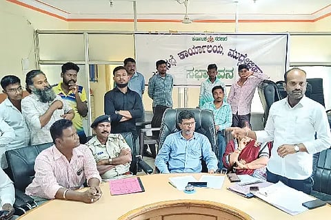 Street traders, Niyama, Muddebihala, Chief, Mallan Gowda Biradara, Mahibooba Golasangi,