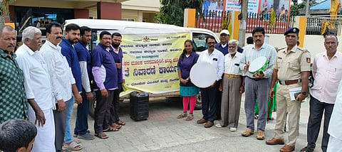 ಆಲೂರು ಪಟ್ಟಣದ ಮಿನಿವಿಧಾನಸೌಧ ಆವರಣದ ಮುಂಭಾಗ ಮಂಗಳವಾರ ಆಯೋಜಿಸಿದ್ದ ಅಸ್ಪಶ್ಯತೆ ನಿವಾರಣೆಯ ಜಾಗೃತಿ ಜಾಥಾಗೆ ತಹಸೀಲ್ದಾರ್ ನಂದಕುಮಾರ್ ಚಾಲನೆ ನೀಡಿದರು.