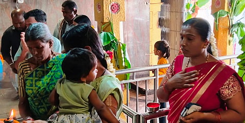  ಹನೂರಿನ ಶ್ರೀ ಬೆಟ್ಟಳ್ಳಿ ಮಾರಮ್ಮನ ದೇಗುಲಕ್ಕೆ ದೀಪಾವಳಿ ಅಮಾವಾಸ್ಯೆ ಹಿನ್ನೆಲೆಯಲ್ಲಿ ಆಗಮಿಸಿದ ಭಕ್ತರು ದೇವರ ದರ್ಶನ ಪಡೆದರು.
