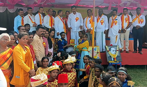 ಯಳಂದೂರು ಪಟ್ಟಣದ ಸರ್ಕಾರಿ ಪದವಿ ಪೂರ್ವ ಕಾಲೇಜಿನ ಮೈದಾನದಲ್ಲಿ ಶುಕ್ರವಾರ ಆಯೋಜಿಸಿದ್ದ ಕನ್ನಡ ರಾಜ್ಯೋತ್ಸವ ಕಾರ್ಯಕ್ರಮದಲ್ಲಿ ಸಾಂಸ್ಕೃತಿಕ ಕಾರ್ಯಕ್ರಮ ನಡೆಸಿಕೊಟ್ಟ ಶಾಲಾ ಮಕ್ಕಳಿಗೆ ಶಾಸಕ ಎ.ಆರ್. ಕೃಷ್ಣಮೂರ್ತಿ ನೆನಪಿನ ಕಾಣಿಕೆ ನೀಡಿ ಅಭಿನಂದಿಸಿದರು.

01ವೈಎಲ್‌ಡಿ ಚಿತ್ರ03 ಯಳಂದೂರು ಪಟ್ಟಣದ ಸರ್ಕಾರಿ ಪದವಿ ಪೂರ್ವ ಕಾಲೇಜಿನ ಮೈದಾನದಲ್ಲಿ ಶುಕ್ರವಾರ ಜರುಗಿದ ಕನ್ನಡ ರಾಜ್ಯೋತ್ಸವ ಕಾರ್ಯಕ್ರಮದಲ್ಲಿ ಸರ್ಕಾರಿ ಪಬ್ಲಿಕ್ ಶಾಲೆ ಮಕ್ಕಳು ನಡೆಸಿಕೊಟ್ಟ ಕನ್ನಡ ನೃತ್ಯ ಗಮನ ಸೆಳೆಯಿತು.