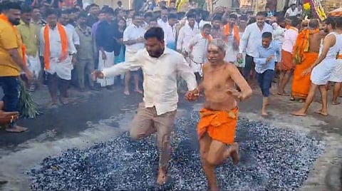 ವಿಜೃಂಭಣೆಯ ಸಿದ್ದೇಶ್ವರಸ್ವಾಮಿ ಕೆಂಡೋತ್ಸವ