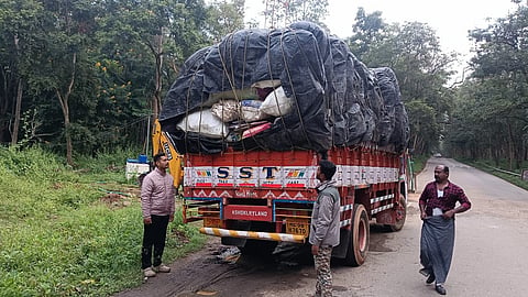 ಗುಂಡ್ಲುಪೇಟೆ ಮೈಸೂರು ರಸ್ತೆಯಲ್ಲಿ ನಿಂತಿರುವ ತ್ಯಾಜ್ಯತುಂಬಿದ ಲಾರಿಗಳು.
ಗುಂಡ್ಲುಪೇಟೆ ಕೇರಳ ಗಡಿಯ ಮೂಲೆಹೊಳೆ ಚೆಕ್‌ಪೋಸ್ಟ್ ಮೂಲಕ ತ್ಯಾಜ್ಯ ತುಂಬಿಕೊಂಡು ತಾಲೂಕಿನತ್ತ ಬರುತ್ತಿದ್ದ ಎರಡು ಲಾರಿಗಳನ್ನು ಸಿಬ್ಬಂದಿ ವಾಪಸ್ ಕಳುಹಿಸಿದರು.