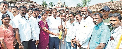 ಕೆ.ಆರ್.ನಗರ ತಾಲೂಕಿನ ಚೀರ್ನಹಳ್ಳಿ ಗ್ರಾಮದಲ್ಲಿ ಸಂಗೊಳ್ಳಿ ರಾಯಣ್ಣ ಪ್ರತಿಮೆ ನಿರ್ಮಾಣಕ್ಕೆ ಶಾಸಕ ಡಿ.ರವಿಶಂಕರ್ ಚಾಲನೆ ನೀಡಿದರು. ಜೆ.ಶಿವಣ್ಣ, ನೇತ್ರಾವತಿ, ರಾಘವೇಂದ್ರ, ಮಣಿಯಮ್ಮ, ಸುರೇಶ್, ಪ್ರಕಾಶ್, ಮಲ್ಲೇಶ್, ವೆಂಕಟರಾಮು, ರವಿ, ಕೃಷ್ಣ,  ಸಿ.ಪಿ.ಶಂಕರ್, ಸಿ.ಪಿ.ಬೀರೇಶ್, ಉಮೇಶ್, ಸಿ.ಟಿ.ಶಿವರಾಜು, ಸಿ.ಬಿ.ಶ್ರೀನಿವಾಸ್ ಇದ್ದರು.