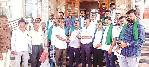 ರಾಜ್ಯ ರೈತ ಸಂಘಟನೆಗಳ ಒಕ್ಕೂಟ ಹಾಗೂ ಕಬ್ಬು ಬೆಳೆಗಾರರ ಸಂಘದ ಸದಸ್ಯರು ತಿ.ನರಸೀಪುರದಲ್ಲಿ ಟಿ.ಜಿ.ಸುರೇಶಾಚಾರ್ ಅವರಿಗೆ ಮನವಿ ಸಲ್ಲಿಸಿದರು. ಅತ್ತಹಳ್ಳಿ ದೇವರಾಜ್, ಕಿರಗಸೂರು ಶಂಕರ್, ಹೆಗ್ಗೂರು ರಂಗರಾಜು, ಕುರುಬೂರು ಪ್ರದೀಪ್, ಅರುಣ್ ಕುಮಾರ್, ಬನ್ನೂರು ಸೂರಿ, ಕುಳ್ಳೇಗೌಡ ಇದ್ದರು.