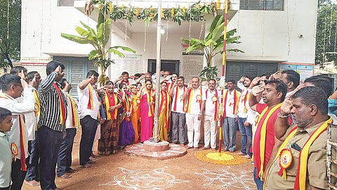 ತಿ. ನರಸೀಪುರ ಪುರಸಭೆ ಕಚೇರಿ ಆವರಣದಲ್ಲಿ ಆಯೋಜಿಸಿದ್ದ ಕನ್ನಡ ರಾಜ್ಯೋತ್ಸವದಲ್ಲಿ ಧ್ವಜಾರೋಹಣ ನೆರವೇರಿಸಿ ಗೌರವ ಸಲ್ಲಿಸಲಾಯಿತು. ಬಿ.ವಸಂತಾ ಶ್ರೀಕಂಠ, ರಾಜೇಶ್ವರಿ ರಾಘವೇಂದ್ರ, ಬಿ.ಕೆ.ವಸಂತಕುಮಾರಿ, ಟಿ.ಎಂ. ನಂಜುಂಡಸ್ವಾಮಿ, ಸಿ.ಪ್ರಕಾಶ್, ಬಾದಾಮಿ ಮಂಜು, ಎಲ್.ಮಂಜುನಾಥ್ ಇತರರು ಇದ್ದರು.