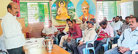 ಹನೂರಿನಲ್ಲಿ ಶಿಕ್ಷಕರಿಗಾಗಿ ಆಯೋಜಿಸಿದ್ದ ಸಹಪಠ್ಯ ಚಟುವಟಿಕೆಗಳ ಸ್ಪರ್ಧಾ ಕಾರ್ಯಕ್ರಮದಲ್ಲಿ ಬಿಇಒ ಗುರುಲಿಂಗಯ್ಯ ಮಾತನಾಡಿದರು. ಅಶೋಕ್, ಚಂದ್ರುಶೇಖರ್, ಮಹೇಶ್, ಕಿರಣ್‌ಕುಮಾರ್, ಕಂದವೇಲು ಇತರರು ಇದ್ದರು.