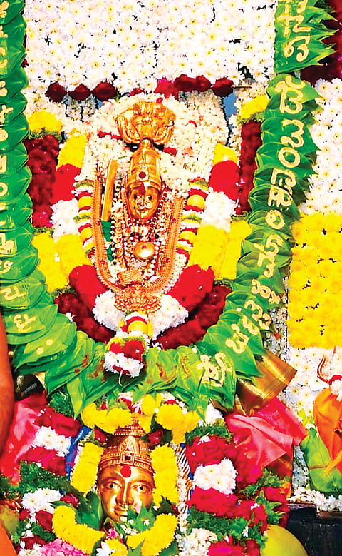 ಹನೂರಿನ ಶ್ರೀ ಬೆಟ್ಟಳ್ಳಿ ಮಾರಮ್ಮನ ದೇಗುಲದಲ್ಲಿ ಮೊದಲ ಕಾರ್ತಿಕ ಮಂಗಳವಾರದ ಹಿನ್ನಲೆ ದೇವಿಯ ಮೂರ್ತಿಯನ್ನು ವಿಶೇಷವಾಗಿ ಸಿಂಗರಿಸಲಾಗಿತ್ತು.