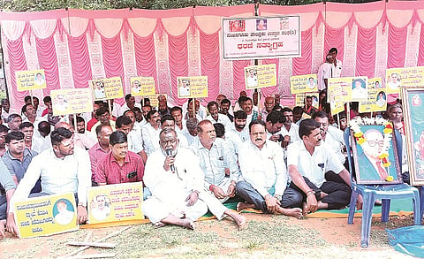  ನಂಜನಗೂಡು ನಗರದ ತಾಲೂಕು ಕಚೇರಿ ಆವರಣದಲ್ಲಿ ಉಪ್ಪಾರ ಸಂಘದ ವತಿಯಿಂದ ಧರಣಿ ಸತ್ಯಾಗ್ರಹ ನಡೆಯಿತು.