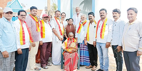 ಯಳಂದೂರು ತಾಲೂಕಿನ ಹೊನ್ನೂರು ಬೀಚಹಳ್ಳಿ ಗ್ರಾಮದಲ್ಲಿ ಜಾನಪದ ಕಲಾವಿದೆ ಗೌರಮ್ಮ ಅವರಿಗೆ ಜಾನಪದ ಅಕಾಡೆಮಿ ಪ್ರಶಸ್ತಿ ಲಭಿಸಿರುವ ಹಿನ್ನೆಲೆಯಲ್ಲಿ ಮಂಗಳವಾರ ತಾಲೂಕು ಕಸಾಪ ಘಟಕದ ಪದಾಧಿಕಾರಿಗಳು ಸನ್ಮಾನಿಸಿದರು. ಯರಿಯೂರು ನಾಗೇಂದ್ರ, ಆರ್.ಪುಟ್ಟಬಸವಯ್ಯ, ನಿರಂಜನ್, ರಘು ಇತರರು ಇದ್ದರು.