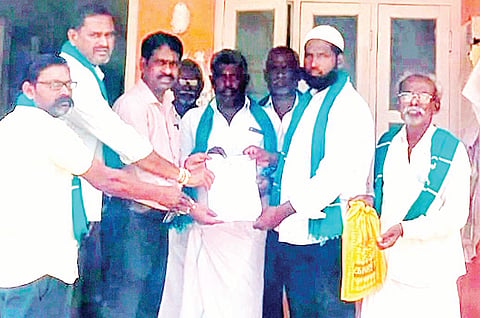  ವಕ್ಫ್ ಮಂಡಳಿಯ ಗೊಂದಲದಿಂದ ರೈತರಿಗಾಗುತ್ತಿರುವ ಅನ್ಯಾಯವನ್ನು ಸರಿಪಡಿಸುವಂತೆ ಒತ್ತಾಯಿಸಿ ಹನೂರಿನಲ್ಲಿ ರೈತ ಸಂಘಟನೆಯ ಪದಾಧಿಕಾರಿಗಳು ಉಪ ತಹಸೀಲ್ದಾರ್ ನಾಗೇಂದ್ರ ಅವರಲ್ಲಿ ಮನವಿ ಸಲ್ಲಿಸಿದರು. ಅಮ್ಜಾದ್‌ಖಾನ್, ರಾಜೇಂದ್ರ, ವೆಂಕಟಾಚಲ, ಅರ್ಪುದರಾಜ್ ಇತರರು ಇದ್ದರು.