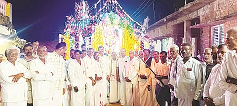 ನಂಜನಗೂಡು ತಾಲೂಕಿನ ಕಾರ್ಯ ಗ್ರಾಮದಲ್ಲಿ ಸಿದ್ದೇಶ್ವರ ಸ್ವಾಮಿಯ ತೆಪ್ಪೋತ್ಸವ ಮತ್ತು ಪಂಚ ದೇವರುಗಳ ಮೆರವಣಿಗೆ ವಿಜೃಂಭಣೆಯಿಂದ ನಡೆಯಿತು.
