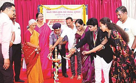 ತಿ.ನರಸೀಪುರದ ಕಬಿನಿ ಕಾಲನಿಯಲ್ಲಿರುವ ಭೈರಾಪುರ ಮಹಿಳಾ ಸರ್ಕಾರಿ ಪ್ರಥಮ ದರ್ಜೆ ಕಾಲೇಜಿನಲ್ಲಿ ಆಯೋಜಿಸಿದ್ದ  ಡಾ.ಬಿ.ವಿ.ಸುಧಾಮಣಿ ಉದ್ಘಾಟಿಸಿದರು. ಎಂ.ವಿ.ಅಮ ನಾಥ, ಡಾ.ಬಿ.ಪ್ರದೀಪ್, ಡಾ.ಎಂ.ನೇತ್ರಾವತಿ, ಗುರುಪಾದಸ್ವಾಮಿ, ಪಿ.ಕೆ.ಶಶಿರೇಖಾ, ಕೆ.ಪಿ.ಮಂಜು, ಬಿ.ಎಂ. ರಾಮಮೂರ್ತಿ ಇದ್ದರು.