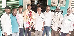 ಸಾಲಿಗ್ರಾಮ ಕೃಷಿ ಪತ್ತಿನ ಸಹಕಾರ ಸಂಘದ ಪ್ರಭಾರ ಅಧ್ಯಕ್ಷ ಮಂಜುನಾಥ್ ಅವರನ್ನು ಕಾಂಗ್ರೆಸ್ ಮುಖಂಡರು ಸನ್ಮಾನಿಸಿದರು. ಕಂಠಿಕುಮಾರ್, ಅರುಣ್ರಾಜ್, ಸಂತೋಷ್, ಶೌಕತ್ ,ಗುಣಪಾಲ್ ಜೈನ್ ಇದ್ದರು.