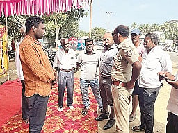 ಎಚ್.ಡಿ.ಕೋಟೆ ತಾಲೂಕು ಆಡಳಿತ ಸೌಧದ ಮುಂಭಾಗ  ರೈತ ಉಮೇಶ್, ನ್ಯಾಯ ಕೊಡಿಸುವಂತೆ  ಪ್ರತಿಭಟನೆ  ನಡೆಸಿದರು.