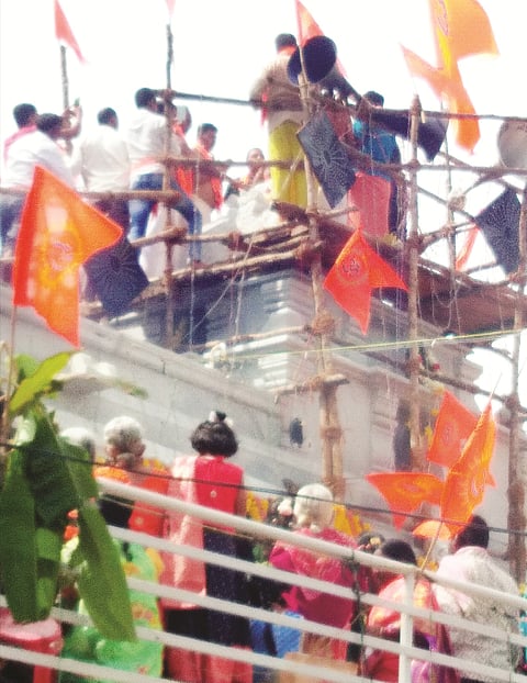  ಮುದಿಗೆರೆ ಓಂಕಾರೇಶ್ವರ ದೇಗುಲದ ಧರ್ಮದರ್ಶಿ ಮಂಜುನಾಥ ಭಟ್ಟ ಮತ್ತು ಪುರೋಹಿತರು ಶಿವನ ದೇವಾಲಯದ ವಿಮಾನ ಗೋಪುರಕ್ಕೆ ಕಳಸ ಸ್ಥಾಪನೆ ಮಾಡುತ್ತಿರುವುದು.