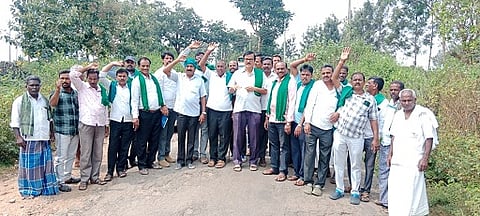  ಕೆಂಚನಹಳ್ಳಿ ಗ್ರಾಮ ಬಳಿ ಕಬ್ಬು ಬೆಳೆಗಾರರ ಸಂಘದಿಂದ ಪ್ರತಿಭಟನೆ ನಡೆಯಿತು. ಕುರುಬೂರು ಶಾಂತಕುಮಾರ್, ಅತ್ತಹಳ್ಳಿ ದೇವರಾಜ್, ಬರಡನಪುರ ನಾಗರಾಜ್, ಕಿರಗಸೂರು ಶಂಕರ್, ಗುಂಡ್ಲುಪೇಟೆ ನಾಗಾರ್ಜುನ, ಪಿ.ಸೋಮಶೇಖರ್, ಸುರೇಶ್ ಶೆಟ್ಟಿ, ಮರಿಸ್ವಾಮಿ ನಾಯಕ, ಸುನಿಲ್ ಕುಮಾರ್ ಇದ್ದರು.