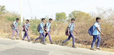 ಬಸ್ ನಿಲುಗಡೆ ಇಲ್ಲದೆ ಮಕ್ಕಳಿಗೆ ತೊಂದರೆ