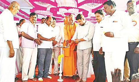  ದೇವರಾಯಶಕ್ತಿಪುರ ಗ್ರಾಮದಲ್ಲಿ  ಆಯೋಜಿಸಿದ್ದ ಧಾರ್ಮಿಕ ಸಭೆಯನ್ನು ಶಾಸಕ ದರ್ಶನ್ ಧ್ರುವನಾರಾಯಣ ಉದ್ಘಾಟಿಸಿದರು ಹರಳಯ್ಯ ರುದ್ರ ಸ್ವಾಮೀಜಿ, ಕಳಲೆ ಕೇಶವಮೂರ್ತಿ, ಶಿಲ್ಪಾ ಇತರರಿದ್ದರು.