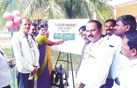 ಸೋಸಲೆ ಗ್ರಾಮದಲ್ಲಿರುವ ಸರ್ಕಾರಿ ಆದರ್ಶ ಶಾಲೆಯಲ್ಲಿ ಆಯೋಜಿಸಿದ್ದ ತಾಲೂಕು ಮಟ್ಟದ ಪ್ರತಿಭಾ ಕಾರಂಜಿಯನ್ನು  ಬಿ.ವಸಂತಾ ಶ್ರೀಕಂಠ, ಶೈಲಜಾ ಮಹೇಶ್ ಉದ್ಘಾಟಿಸಿದರು. ಎಸ್.ಸಿ.ಶಿವಮೂರ್ತಿ, ಟಿ.ಎಸ್.ಸುಬ್ಬಣ್ಣ,  ಪುಟ್ಟಸ್ವಾಮಿ ಇತರರು ಇದ್ದರು.