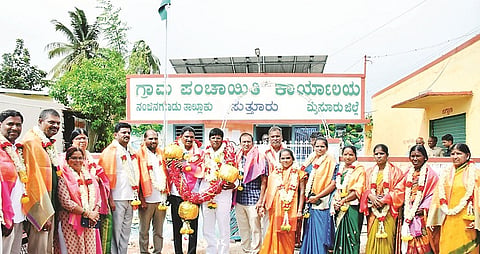 ಸುತ್ತೂರು ಗ್ರಾಪಂ ಅಧ್ಯಕ್ಷರಾಗಿ ಜಿ.ಮರಳ್ಳಿ ರಂಗಸ್ವಾಮಿ ಅವಿರೋಧವಾಗಿ ಆಯ್ಕೆಯಾದರು. ರಾಣಿ,  ರವಿ, ಮಾರುತಿ, ಮಹೇಶ್, ಅಂಬಿಕಾ, ಗೌರಮ್ಮ, ಚೌಡಮ್ಮ, ಜ್ಯೋತಿ, ಮೀನಾಕ್ಷಿ, ರಮೇಶ್, ಪರಮೇಶ್, ಪ್ರತಿಮಾ ಇದ್ದರು.