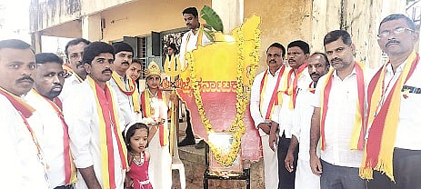 ಹೆಡಿಯಾಲ ಸರ್ಕಾರಿ ಪದವಿ ಪೂರ್ವ ಕಾಲೇಜು-ಪ್ರೌಢಶಾಲೆಯಲ್ಲಿ ಕನ್ನಡ ರಾಜ್ಯೋತ್ಸವ ಮತ್ತು ಮಕ್ಕಳ ದಿನವನ್ನು ಆಚರಿಸಲಾಯಿತು. ಶಂಭಲಿಂಗಪ್ಪ, ಮುಖ್ಯ ಶಿಕ್ಷಕ ಶಿವಲಿಂಗಪ್ಪ, ಪಣಿರಾಜ್, ಗೋವಿಂದರಾಜ್, ರಾಜ್ಯ ರೈತ ಕಲ್ಯಾಣ ಸಂಘದ ರಾಜ್ಯ ಸಹ ಕಾರ್ಯದರ್ಶಿ ಕಂದಸ್ವಾಮಿ, ರೇವಣ್ಣ, ಚನ್ನಬಸಪ್ಪ, ಗಿರೀಶ್, ಮಹದೇವಸ್ವಾಮಿ, ಸಿದ್ದರಾಜು ಇದ್ದರು.