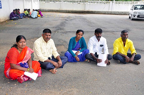 ದಾರಿ ಬಿಡಿಸಿಕೊಡಲು ಮನವಿ: ಧರಣಿ