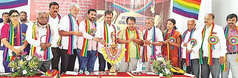 ಕೆ.ಆರ್.ನಗರದ ಪಿಎಲ್‌ಡಿ ಬ್ಯಾಂಕ್ ರೈತ ಸಮುದಾಯ ಭವನದಲ್ಲಿ ಆಯೋಜಿಸಿದ್ದ ಕಾರ್ಯಕ್ರಮವನ್ನು ಶಾಸಕ ಡಿ.ರವಿಶಂಕರ್ ಉದ್ಘಾಟಿಸಿದರು. ಎಚ್.ವಿ.ರಾಜೀವ್, ಆರ್.ಚಲುವರಾಜು, ಎ.ಟಿ.ಸೋಮಶೇಖರ್, ಬಿ.ಎನ್.ಸದಾನಂದ ಇತರರು ಇದ್ದರು.