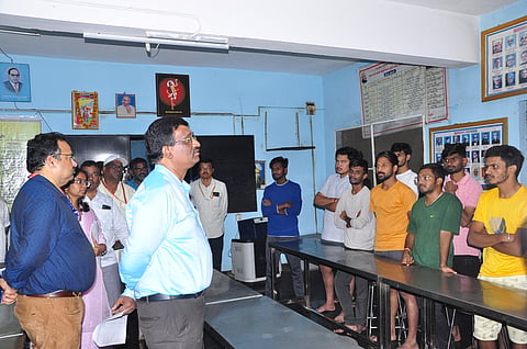 ಹಾಸ್ಟೆಲ್‌ಗೆ ಹಿಂದುಳಿದ ವರ್ಗಗಳ ಕಲ್ಯಾಣ ಇಲಾಖೆ ಆಯುಕ್ತ ದಿಢೀರ್ ಭೇಟಿ