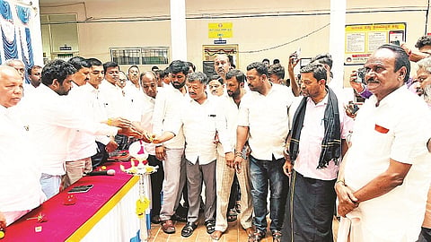 ಎಚ್.ಡಿ.ಕೋಟೆ ಪಟ್ಟಣದ ತಾಲೂಕು ಆಡಳಿತ ಸೌಧದ ಆವರಣದಲ್ಲಿ ಆಯೋಜಿಸಿದ್ದ ಕನಕದಾಸರ ಜಯಂತಿಯನ್ನು ಶಾಸಕ ಅನಿಲ್ ಕುಮಾರ್ ಉದ್ಘಾಟಿಸಿದರು. 