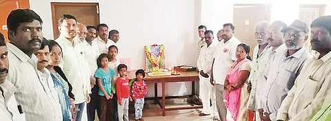 ಬನ್ನಿಕುಪ್ಪೆ ಗ್ರಾಮ ಪಂಚಾಯಿತಿ ಆವರಣದಲ್ಲಿ ಸೋಮವಾರ ಕನಕದಾಸ ಜಯಂತಿ ಆಚರಿಸಲಾಯಿತು. ರಾಘವೇಂದ್ರ ಪ್ರಸನ್ನ, ಬಿ.ಆರ್.ಗೋವಿಂದನಾಯಕ,  ಎಂ.ಎನ್.ಐಶ್ವರ್ಯಾ, ಸಿ.ಎಸ್. ವೇದಮೂರ್ತಿ, ಎಂ.ಸಿ.ಚಂದ್ರಶೇಖರ್, ದಿನೇಶ್,  ಲೋಕೇಶ್‌ನಾಯಕ, ಮಹೇಶ್ ಇದ್ದರು.