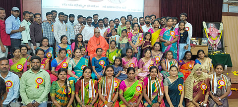 ಸುತ್ತೂರಿಬ ಜೆಎಸ್‌ಎಸ್ ಶಿಕ್ಷಕರ ತರಬೇತಿ ಸಂಸ್ಥೆಯಲ್ಲಿ ಆಯೋಜಿಸಿದ್ದ ಗುರುಭ್ಯೋನಮಃ ಸಮಾರಂಭದಲ್ಲಿ ಗಣ್ಯರು ಪಾಲ್ಗೊಂಡಿದ್ದರು. ಶ್ರೀ ಶಿವರಾತ್ರಿ ದೇಶಿಕೇಂದ್ರ ಸ್ವಾಮೀಜಿ, ರೋಹಿತ್, ಜಿ.ಎಂ.ಬಸವಣ್ಣ, ಮಹದೇವಮ್ಮ, ತಸ್ಲೀಮ್, ಆಶಾರಾಣಿ, ಸೌಮ್ಯಾ ಇತರರಿದ್ದರು.