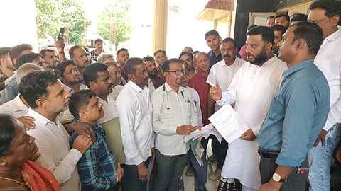 ಮಾರುಕಟ್ಟೆ ಸಮಸ್ಯೆ ಬಗೆಹರಿಸಲು ಆಗ್ರಹ:ವ್ಯಾಪಾರಿಗಳಿಂದ ಶಾಸಕ ಸ್ವರೂಪ್ ಮನವಿ
