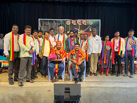 ಎಚ್.ಡಿ.ಕೋಟೆ ಪಟ್ಟಣದ ಡಾ.ಅಂಬೇಡ್ಕರ್ ಭವನದಲ್ಲಿ ಕರ್ನಾಟಕ ರಾಜ್ಯ ಸಹಕಾರ ಮಂಡಳಿ, ಮೈಸೂರು ಜಿಲ್ಲಾ ಸಹಕಾರ ಒಕ್ಕೂಟ, ಮೈಸೂರು ಚಾ.ನಗರ ಜಿಲ್ಲಾ ಸಹಕಾರ ಕೇಂದ್ರ ಬ್ಯಾಂಕ್ ಸೇರಿದಂತೆ ಇತರೆ ಸಹಕಾರ ಸಂಘಗಳು ಮತ್ತು ಒಕ್ಕೂಟದ ವತಿಯಿಂದ ನಡೆದ 71ನೇ ಅಖಿಲ ಭಾರತ ಸಹಕಾರ ಸಪ್ತಾಹ ಕಾರ್ಯಕ್ರಮದಲ್ಲಿ ಜಿಲ್ಲಾ ಹಾಲು ಉತ್ಪಾದಕರ ಸಹಕಾರ ಸಂಘಗಳ ಒಕ್ಕೂಟದ ಅಧ್ಯಕ್ಷ ಚಲುವರಾಜು ಹಾಗೂ ಮೈಮುಲ್ ವ್ಯವಸ್ಥಾಪಕ ನಿರ್ದೇಶಕ ಸುರೇಶ್ ನಾಯಕ್ ಅವರನ್ನು ಸನ್ಮಾನಿಸಲಾಯಿತು.