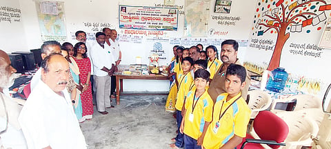 :ಬೆಟ್ಟದಪುರದ ಗ್ರಂಥಾಲಯದಲ್ಲಿ ರಾಷ್ಟ್ರೀಯ ಗ್ರಂಥಾಲಯ ಸಪ್ತಹ ಆಚರಣೆ ಕಾರ್ಯಕ್ರಮ ಆಯೋಜಿಸಲಾಗಿತ್ತು. ರಾಜಶೇಖರ್, ಮಂಜುನಾಥ್, ಲಕ್ಷ್ಮೀ, ಗಿರಿಗೌಡ, ಶಂಕರ್, ಎಚ್.ಎಂ.ಮೈಲಾರಿ ಇತರರು ಇದ್ದರು.