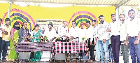 ಸರಗೂರು ತಾಲೂಕಿನ ಚನ್ನಗುಂಡಿ ಹಾಡಿಯ ವಾಲ್ಮೀಕಿ ಆಶ್ರಮ ಶಾಲೆ ಆವರಣದಲ್ಲಿ ಕಾರ್ಯಕ್ರಮವನ್ನು ಗಣ್ಯರು ಉದ್ಘಾಟಿಸಿದರು. ಚಂದ್ರಶೇಖರ್, ಕೆಂಪರಾಮೇಗೌಡ, ರೋಹಿತ್, ಶಾಂತಮ್ಮ ಇದ್ದರು.