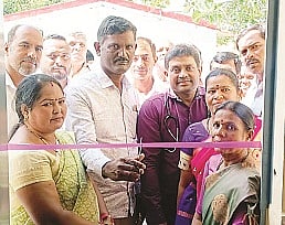 ನಂಜನಗೂಡು ತಾಲೂಕಿನ ದೇವನೂರು ಗ್ರಾಮದ ಪ್ರಾಥಮಿಕ ಆರೋಗ್ಯ ಕೇಂದ್ರದಲ್ಲಿ ಹೈಟೆಕ್ ಶೌಚಗೃಹವನ್ನು ಮಂಜು  ಉದ್ಘಾಟಿಸಿದರು. ಶಶಿಕಲಾ ನಾಗೇಂದ್ರ, ಡಾ.ಸುಧೀಂದ್ರ, ಅವಿನಾಶ್, ಪದ್ಮಾ, ಮಂಜುಳಾ, ಶಶಿಕಾಂತ್, ಮಹದೇವಸ್ವಾಮಿ, ಮಹದೇವಪ್ರಸಾದ್ ಇದ್ದರು.