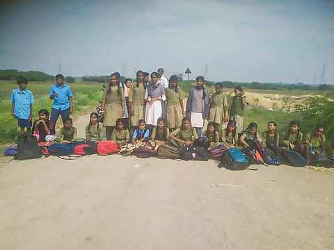 district koppal madinoor village students protest