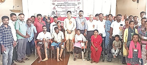 ನಂಜನಗೂಡಿನಲ್ಲಿರುವ ಡಾ.ಬಿ.ಆರ್. ಅಂಬೇಡ್ಕರ್ ಕಲ್ಯಾಣ ಮಂಟಪದಲ್ಲಿ ಆಯೋಜಿಸಿದ್ದ ಕಾರ್ಯಕ್ರಮದಲ್ಲಿ ಅಂಗವಿಕಲರಿಗೆ ಶಿವಕುಮಾರ್ ಕಾಸನೂರು ವಿವಿಧ ಸಲಕರಣೆ ವಿತರಿಸಿದರು. ನಿರ್ಮಲ್ ಕುಮಾರ್, ರಿಯಾಜ್, ಶೋಭಾರಾಜ್ ಭಂಡಾರಿ, ರವಿ, ರಂಗಸ್ವಾಮಿ, ಶಿವಾಲಿ ಇದ್ದರು.
