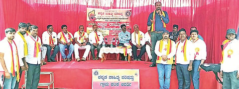  ಅವರ್ತಿ ಗ್ರಾಮದಲ್ಲಿ ಆಯೋಜಿಸಿದ್ದ ಕನ್ನಡ ರಾಜ್ಯೋತ್ಸವ ಕಾರ್ಯಕ್ರಮದಲ್ಲಿ ನವೀನ್‌ಕುಮಾರ್ ಮಾತನಾಡಿದರು.  ಮುರುಗೇಶ್, ರಾಜೇಗೌಡ, ಮಹದೇವಪ್ಪ, ಎ.ಬಿ.ಶೇಖರ್ ಇದ್ದರು.