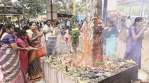 ಹಿರೀಸಾವೆ ಹೋಬಳಿಯ ಶ್ರೀ ಕ್ಷೇತ್ರ ಕಬ್ಬಳಿ ಬಸವೇಶ್ವರಸ್ವಾಮಿ ಸನ್ನಿಧಿಯಲ್ಲಿ ಭಕ್ತರು ಸೋಮವಾರ ಗಂಧ-ಕರ್ಪೂರ ಬೆಳಗಿಸಿದರು.