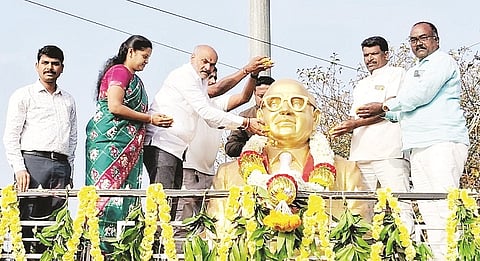 ಬೇಲೂರಿನ ಡಾ.ಅಂಬೇಡ್ಕರ್ ನಗರದಲ್ಲಿರುವ ಡಾ.ಬಿ.ಆರ್.ಅಂಬೇಡ್ಕರ್ ಪ್ರತಿಮೆಗೆ ಶಾಸಕ ಎಚ್.ಕೆ.ಸುರೇಶ್ ಮಾಲಾರ್ಪಣೆ ಮಾಡಿದರು.