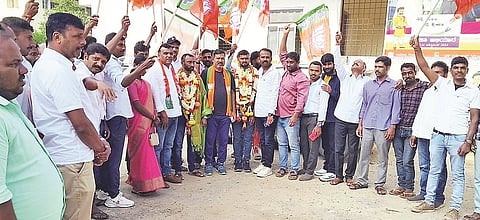 ಗ್ರಾಪಂ ಸ್ಥಾನಗಳಿಗೆ ನಡೆದ ಉಪಚುನಾವಣೆಯಲ್ಲಿ ಬಿಜೆಪಿ ಬೆಂಬಲಿತರು ಆಯ್ಕೆಯಾದ ಹಿನ್ನೆಲೆಯಲ್ಲಿ ಸಕಲೇಶಪುರದಲ್ಲಿ ಶಾಸಕ ಸಿಮೆಂಟ್ ಮಂಜು ಅವರನ್ನು ಸನ್ಮಾನಿಸಲಾಯಿತು. 
