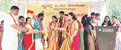 ಚನ್ನರಾಯಪಟ್ಟಣದ ಟೈಮ್ಸ್ ಪದವಿಪೂರ್ವ ಕಾಲೇಜಿನಲ್ಲಿ ಆಯೋಜಿಸಿದ್ದ ಕಾರ್ಯಕ್ರಮವನ್ನು ಬಿ.ಕೆ.ಗಂಗಾಧರ್ ಉದ್ಘಾಟಿಸಿದರು.  ಶಿವರಾಂ, ಶ್ರೀಕಂಠ ಇದ್ದರು.