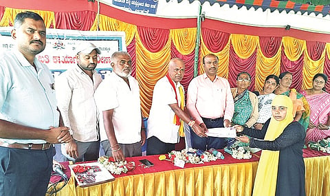 ಹಿರೀಸಾವೆಯಲ್ಲಿ ಆಯೋಜಿಸಿದ್ದ ಗ್ರಾಮಸಭೆಯಲ್ಲಿ ಸಾರ್ವಜನಿಕರಿಂದ ಅರ್ಜಿ ಸ್ವೀಕರಿಸಲಾಯಿತು. ಎಚ್.ಈ.ಬೋರಣ್ಣ, ಎಚ್.ಜೆ.ಮಹೇಶ್, ಕೆ.ಜೆ.ಶ್ರೀಧರ್, ಶಂಕರ್, ಲೋಕೇಶ್, ಭಾರತಿ, ತುಂಗಲಕ್ಷ್ಮೀ, ಪಾರ್ವತಮ್ಮ ಇದ್ದರು.