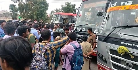 ಹಲ್ಲೆ ಖಂಡಿಸಿ ಬಸ್ ತಡೆದು ಪ್ರತಿಭಟಿಸಿದ ವಿದ್ಯಾರ್ಥಿಗಳು
