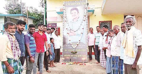 ಪಾಂಡವಪುರ ತಾಲೂಕಿನ ಅರಳಕುಪ್ಪೆಯಲ್ಲಿ ನಟ ಪುನೀತ್ ರಾಜ್‌ಕುಮಾರ್ ಅವರ ಮೂರನೇ ವರ್ಷದ ಪುಣ್ಯಸ್ಮರಣೆ ಅಚರಿಸಲಾಯಿತು. ಎ.ಆರ್.ಹರೀಶ್, ಸಚಿನ್, ಪ್ರವೀಣ್ ಇತರರು ಇದ್ದರು.